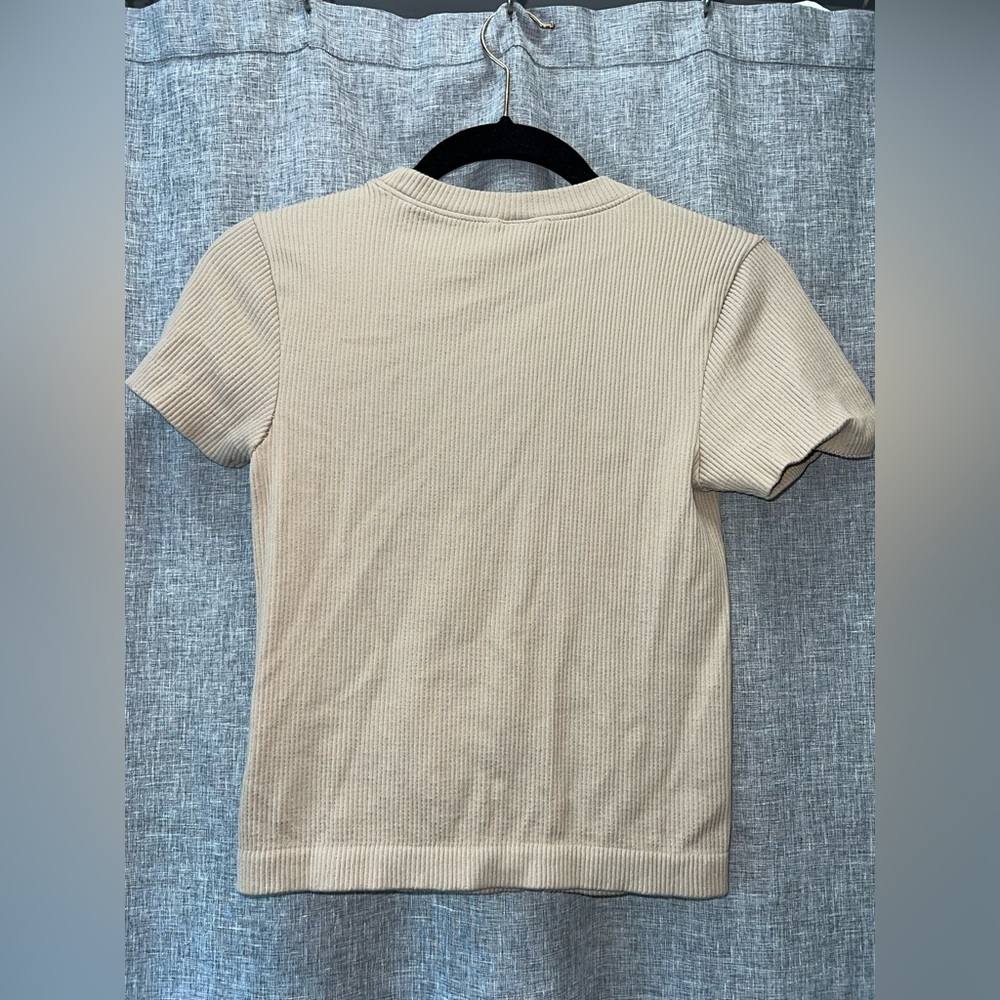 Women's Old Navy Cropped Tee Large NWT - Picture 2 of 3